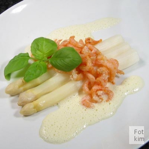 Hvide asparges med fjordrejer og mousseline sauce

