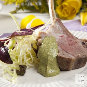 Lammekrone med myntepesto Lammekrone med myntepesto