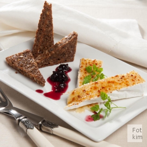 Gratineret brie med stegt brød og solbær Gratineret brie med stegt brød og solbær