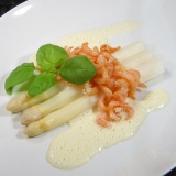 Hvide asparges med fjordrejer og mousseline sauce